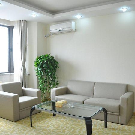 Super 8 Hotel Qingdao Railway Station Gui Zhou Road Экстерьер фото