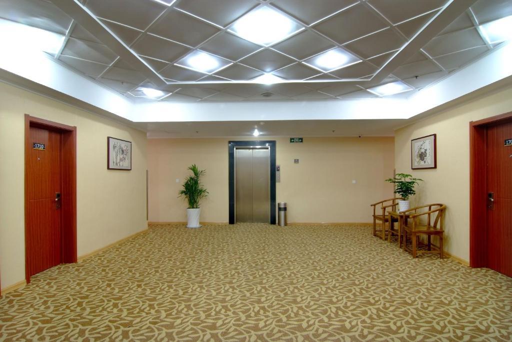 Super 8 Hotel Qingdao Railway Station Gui Zhou Road Экстерьер фото